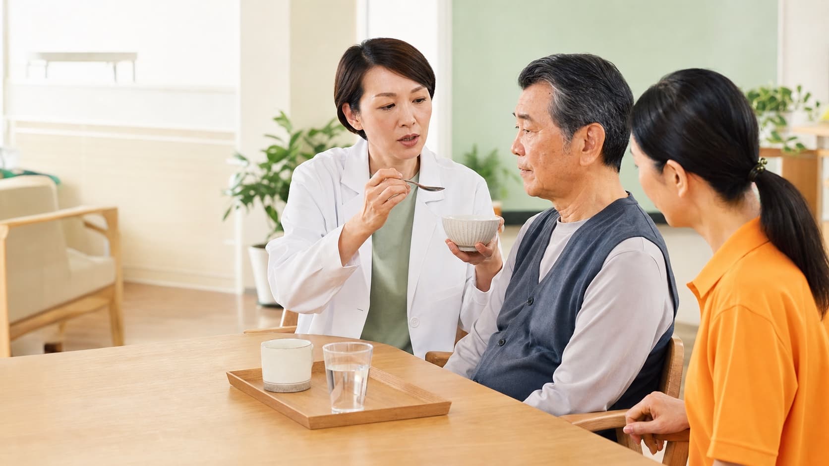 專業人員示範高齡進食與吞嚥安全協助